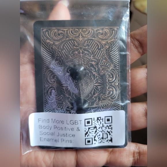 Ace bee enamel pin - Picture 2 of 2